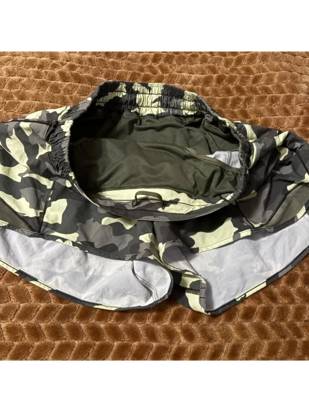 Like New Lululemon Hotty Hot Low Rise Short 4" Camo Green Swift Lined Size 10 - Picture 5 of 7